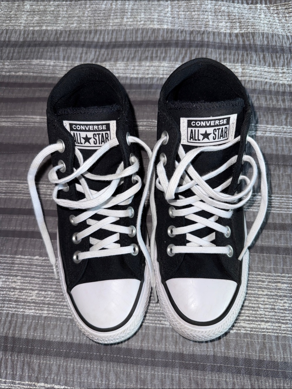 Converse Black & White Sneakers 7.5 Like New!